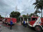 Tiga-unit-mobil-pemadam-kebakaran-stand-by-di-lokasi-satu-unit-rumah-yang-nyaris-terbakar-besar.jpg