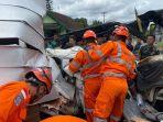 Tim-Basarnas-Yogyakarta-saat-melakukan-proses-evakuasi-pengemudi-mobil-boks-yang-terjepit.jpg