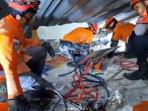 Tim-rescue-melakukan-proses-evakuasi-korban-yang-masih-tertimpa-dan-terjebak.jpg