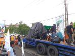 Truk-tronton-yang-digunakan-para-pendukung-Wenny-Rendy-saat-mengantar-di-KPUlo.jpg