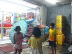 Tukang-parkir-cilik-di-Manado.jpg