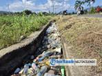 Tumpukan-sampah-di-saluran-air-Desa-Mopusi.jpg