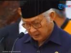 UNDUR-DIRI-Pidato-pengunduran-diri-Presien-Republik-Indonesia-ke-2-HM-Soehartolo0909.jpg