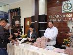 Uang-hasil-korupsi-pembangunan-jalan.jpg