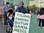 Viral-ibu-ibu-bawa-poster-bertuliskan-Tolong-Anakku-Butuh-Ganja-Medis.jpg