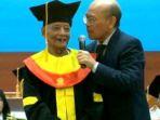 Wagimoen-atau-Mbah-Moen-berhasil-menyandang-gelar-sebagai-Sarjana-dari-Universitas-Terbuka.jpg