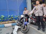 Wakapolretabes-Semarang-menunjukkan-barang-bukti-motor-dari-kasus-tabrakan-Yamaha-R25.jpg