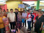 Wakil-Ketua-MPR-RI-Rachmat-Gobel-menyerahkan-bantuanJKHKHK.jpg