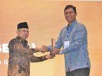 Wakil-Presiden-RI-Maruf-Amin-kiri-menyerahkan-penghargaan-Corporate-Social-Responsibility.jpg