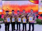 Wakil-Wali-Kota-Manado-Richard-Sualang-Piagam-Wredatama-Nugraha-Utama-dari-PWRI.jpg