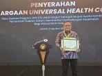 Wali-Kota-Bitung-Ir-Maurits-Mantiri-MM-menerima-UHC-Award-tahun-2024-t-67.jpg