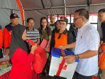 Wali-Kota-Bitung-Ir-Maurits-Mantiri-MM-menyerahkan-bantuan-Bjghjghj.jpg