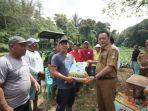 Walikota-Caroll-Senduk-beri-bantuan-Pupuk-kepada-Petani-Tomohonghfdhfhfgh.jpg