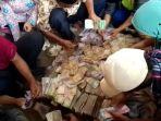 Warga-tengah-menghitung-uang-recehan-milik-pria-lansia-ODGJ.jpg