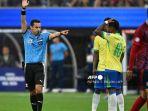 Wasit-Meksiko-Cesar-Ramos-melakukan-panggilan-selama-pertandingan-sepak-bola-grup-D.jpg