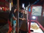Willy-dan-Brenda-penjual-kacang-rebus-di-seputaran-Pasar-45-Manadogjgjh.jpg