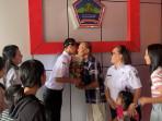 a-merayakan-kegembiraan-dengan-membawhjghjhgj.jpg