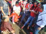 abdulah-seorang-warga-disabilitas-merangkak-sambangi-dr-devi.jpg