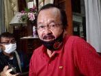 achmad-purnomo-saat-melayani-permintaan-wartawan-di-kediamannya-minggu-762020.jpg