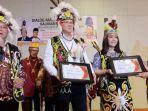ahok-dan-puput-dapat-nama-kehormatan-dayak.jpg<pf>ahok-dan-puput-saat-pemberian-nama-dayak-di-hotel-mesra.jpg<pf>basuki-tjahaja-purnamaahok-memberi-pidato-dan-mengisi-dialog-masyarakat-adat-dayak.jpg