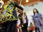 ahok-dan-puput-saat-pemberian-nama-dayak-di-hotel-mesra.jpg