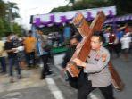 akbp-boy-sutan-binanga-siregar-pikul-salib-saat-perayaan-jumat-agung-dilanjutkan-dengan-buka-puasa.jpg
