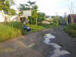 akses-jalan-masuk-universitas-nusantara-di-manado-rusak.jpg