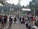 aksi-blokade-jalan-oleh-warga-papua-di-kota-manokwari2541.jpg