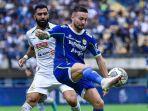 aksi-marc-klok-depan-yang-mencoba-melewati-salah-satu-lawan-di-laga-persib-bandung-vs-pss-sleman.jpg