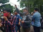 aksi-protes-uu-cipta-kerja-berujung-betrok.jpg