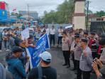 aksi-unjuk-rasa-di-Mapolda-Sulut-Foto.jpg