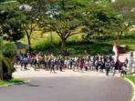 aksi-unjuk-rasa-di-depan-kantor-dprd-kabupaten-bolaang-mongondow-timur-boltim.jpg