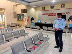 aktivitas-di-dalam-kantor-imigrasi-manado-yang-sepi-bahkan-tak-ada-yang-datang-mengurus-paspor.jpg