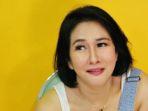 aktris-senior-yurike-prastika-pacari-pria-brondong-14-tahun-lebih-muda.jpg