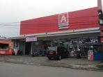 alfamidi-membagikan-gerobak-untuk-umkm.jpg