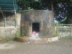 amatan-tribun-manado-kamis-1832021-pagi-tampak-sampah-berserakan-di-depan-pintu-masuk-veld-box.jpg