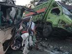 ambulans-yang-bertabrakan-dengan-truk-ringsek-parah-dibagian-depan.jpg