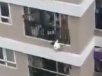 anak-balita-2-tahun-jatuh-dari-lantai-12-balkon-apartemen-diselamatkan-pria.jpg
