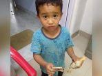 anak-kecil-yang-bawa-ayam-mati-ke-rumah-sakit.jpg