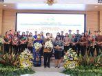 andi-iqbal-dan-dita-prawitaningsih-bersama-jajaran-kejati-sulut12121.jpg