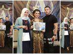 anggi-angrani-paling-kiri-saat-meraih-penghargaan.jpg