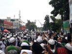 anggota-lpi-berusaha-mendorong-massa-yang-bersiap-menyambut.jpg