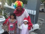anggota-reskrim-jadi-badut_20171229_194048.jpg