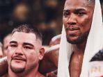 anthony-joshua-kanan-berangkulan-dengan-andy-ruiz-jr.jpg