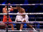 anthony-joshua-melontarkan-pukulan-terakhirnya-sebelum-kubrat-pulev-jatuh.jpg