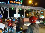 antrean-kendaraan-di-depan-gerbang-megamas-manado-jelang-konser-agnes-monica.jpg