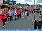 antusias-warga-sulut-jemput-presiden-ri-di-jalan-aa-maramis-mapanget.jpg