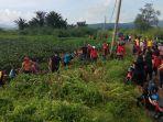 aparat-gabungan-bersama-masyarakat-angkat-eceng-gondok.jpg