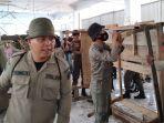 aparat-satpol-pp-manado-menertibkan-belasan-lapak-di-pasar-pinasungkulan.jpg