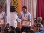 aqua-danone-terima-penghargaan-dari-menteri-lh-kehutanan_20171209_222626.jpg